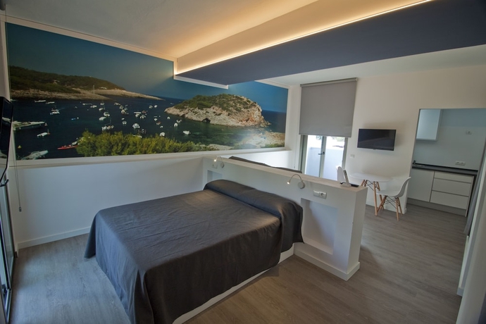 Imagen de la habitación del Hotel Hostal Sa Vinya Suites. Foto 7