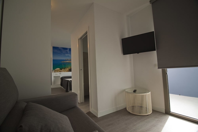 Imagen de la habitación del Hotel Hostal Sa Vinya Suites. Foto 10