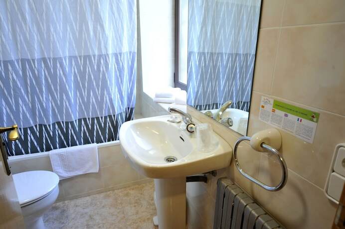 Imagen general del Hotel Hostal Vall d\'Aneu. Foto 13