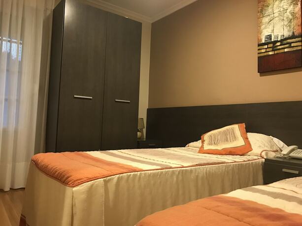 Imagen de la habitación del Hotel Hostal Zubi XXI. Foto 20