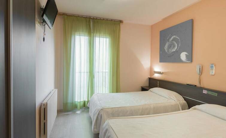 Imagen de la habitación del Hotel Hostal de la Vila. Foto 17