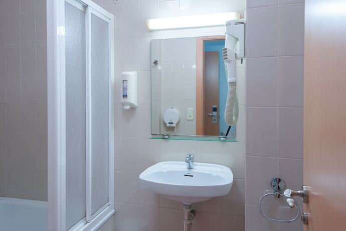 Imagen de la habitación del Hotel Hostal de la Vila. Foto 20