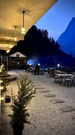 Imagen del bar/restaurante del Hotel Hostay Tirthan. Foto 14
