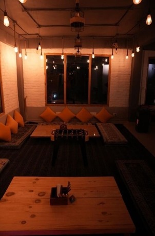 Imagen del bar/restaurante del Hotel Hostay Tirthan. Foto 15