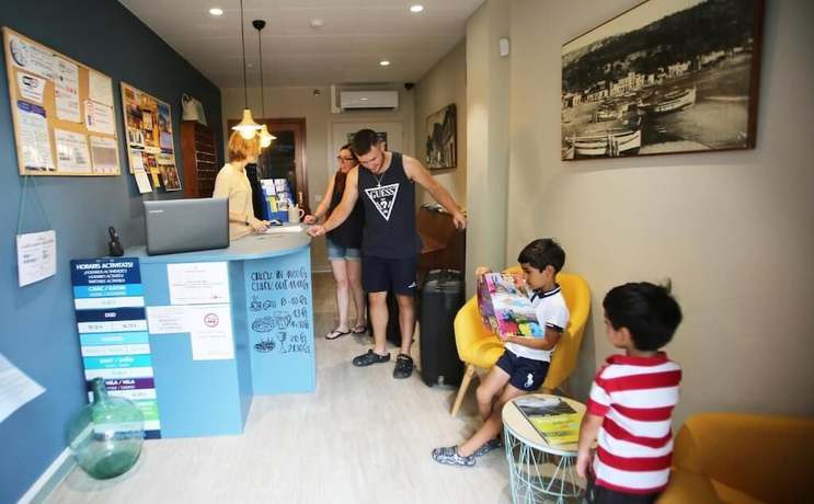 Imagen de los interiores del Hotel Hostel Costa Brava. Foto 18