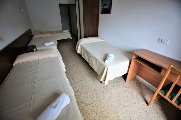Imagen de la habitación del Hotel Hostel Costa Brava. Foto 5