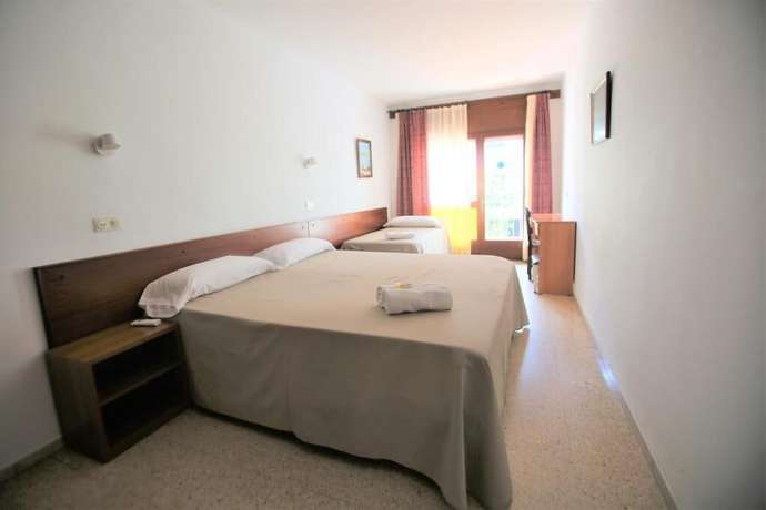 Imagen de la habitación del Hotel Hostel Costa Brava. Foto 11
