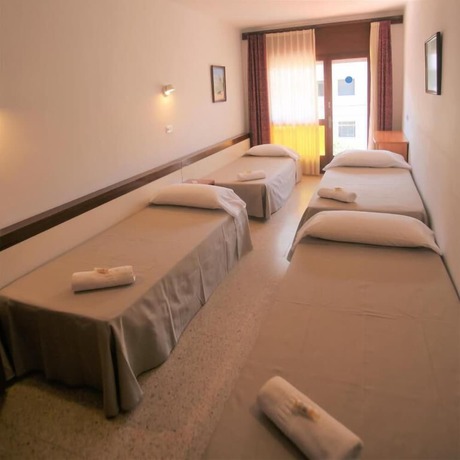 Imagen de la habitación del Hotel Hostel Costa Brava. Foto 13