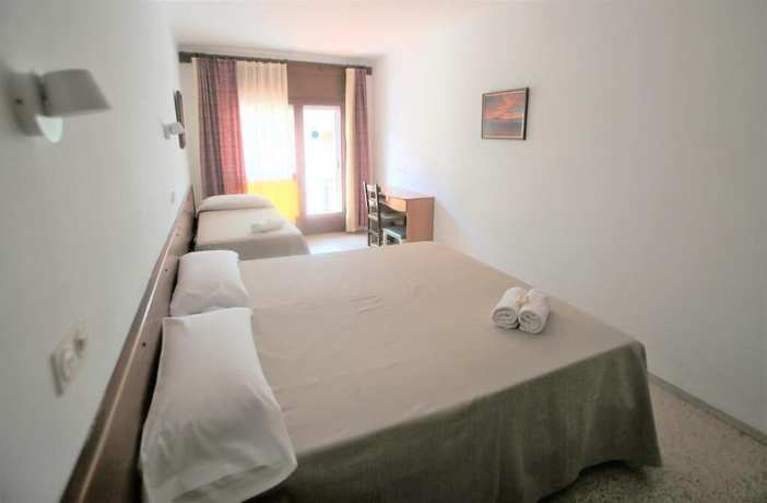 Imagen de la habitación del Hotel Hostel Costa Brava. Foto 16