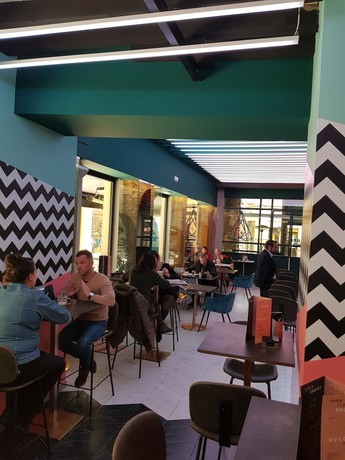 Imagen del bar/restaurante del Hotel Hostel Lolamento. Foto 14
