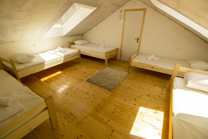Imagen de la habitación del Hotel Hostel Omi&scaron;. Foto 13