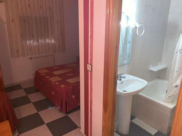 Imagen de la habitación del Hotel Hostel Restaurant Leyvamar. Foto 16