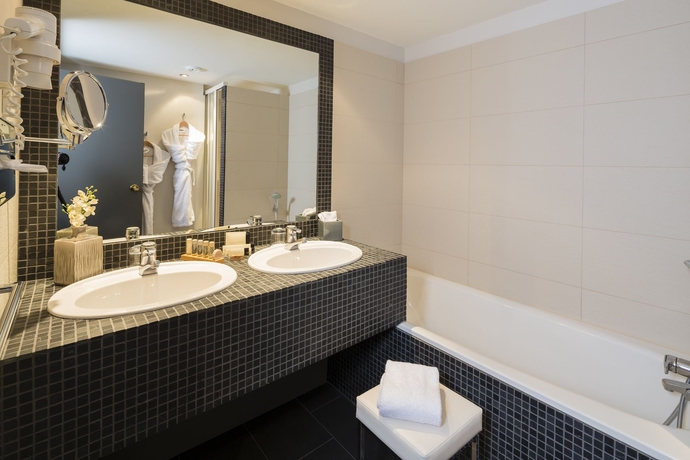 Imagen de la habitación del Hotel Hostellerie Cèdre and Spa • Beaune. Foto 9