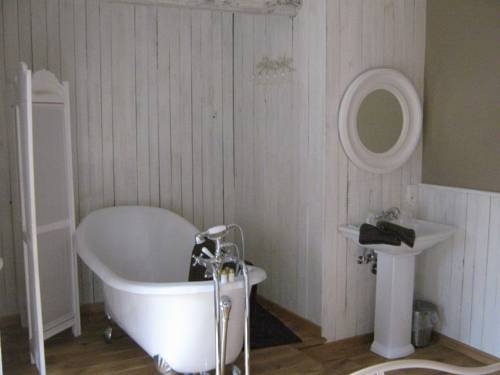 Imagen de la habitación del Hotel Hostellerie De La Poste. Foto 7