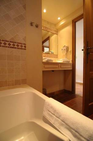 Imagen de la habitación del Hotel Hostellerie De La Tour D'auxois. Foto 3