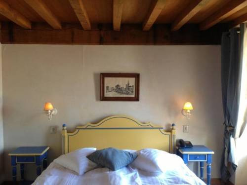 Imagen de la habitación del Hotel Hostellerie De La Tour D'auxois. Foto 5