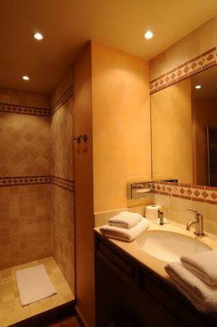 Imagen de la habitación del Hotel Hostellerie De La Tour D'auxois. Foto 12