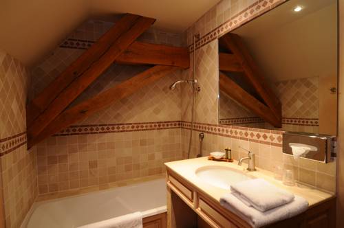 Imagen de la habitación del Hotel Hostellerie De La Tour D'auxois. Foto 16