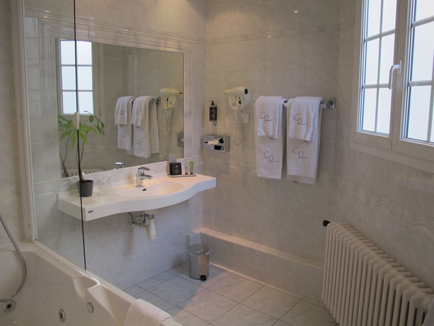 Imagen de la habitación del Hotel Hostellerie Du Chapeau Rouge. Foto 5