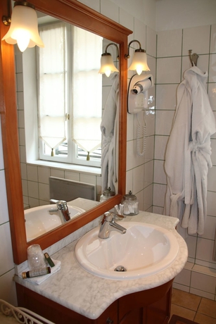 Imagen de la habitación del Hotel Hostellerie Du Prieuré. Foto 15