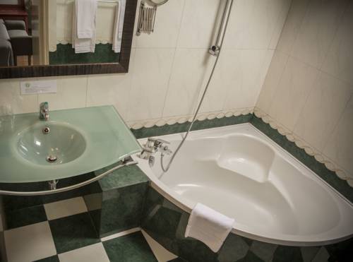 Imagen de la habitación del Hotel Hostellerie Le Blason De Provence. Foto 4