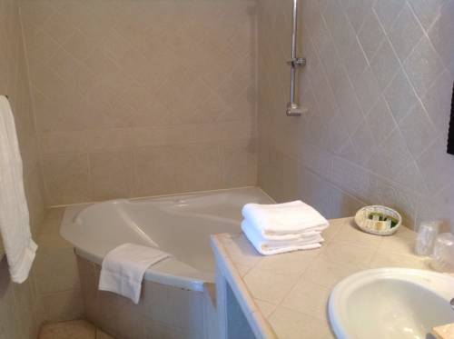 Imagen de la habitación del Hotel Hostellerie Le Blason De Provence. Foto 14