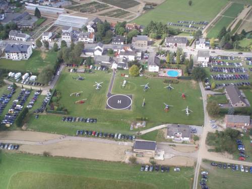 Imagen de la habitación del Hotel Hostellerie Le Roannay. Foto 3