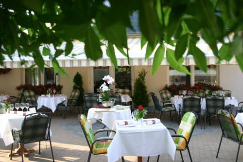 Imagen de la habitación del Hotel Hostellerie Le Roannay. Foto 4