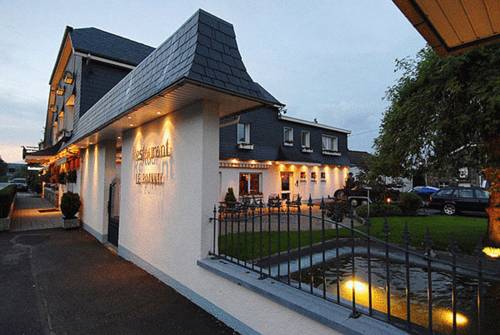 Imagen de la habitación del Hotel Hostellerie Le Roannay. Foto 5