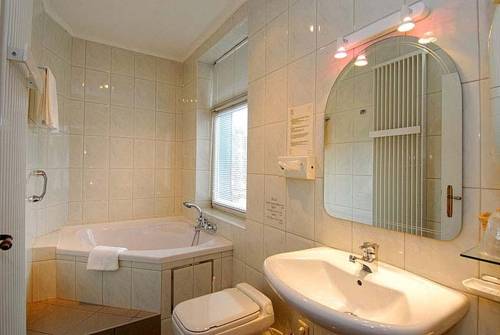 Imagen de la habitación del Hotel Hostellerie Le Roannay. Foto 8