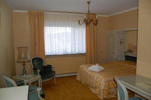 Imagen de la habitación del Hotel Hostellerie Le Roannay. Foto 11