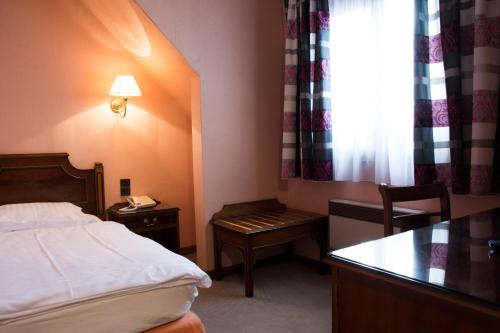 Imagen de la habitación del Hotel Hostellerie Saint Florent. Foto 6