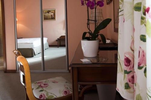 Imagen de la habitación del Hotel Hostellerie Saint Florent. Foto 7