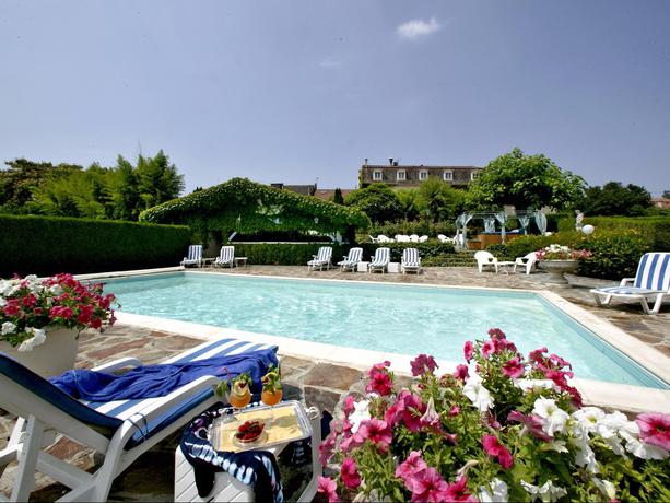 Imagen de la piscina del Hotel Hostellerie Saint Jacques. Foto 16