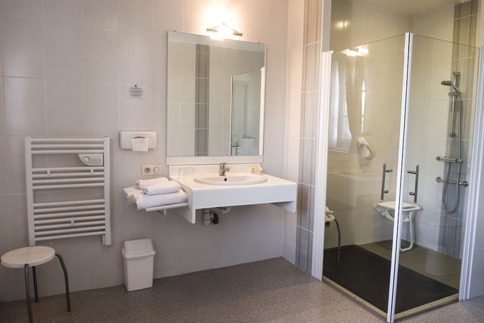 Imagen de la habitación del Hotel Hostellerie Saint Louis. Foto 9