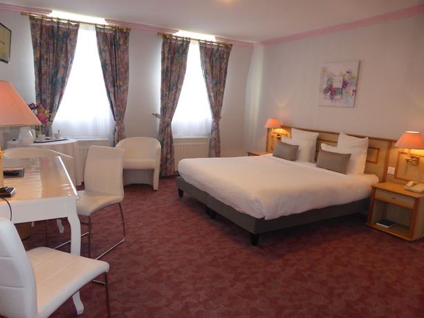 Imagen de la habitación del Hotel Hostellerie Saint Louis. Foto 10