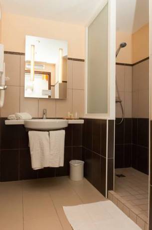 Imagen de la habitación del Hotel Hostellerie Saint Vincent Beauvais Aéroport. Foto 11