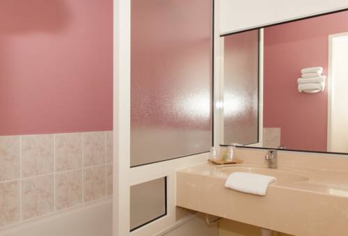 Imagen de la habitación del Hotel Hostellerie Saint Vincent Beauvais Aéroport. Foto 12