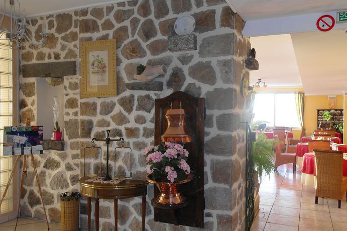 Imagen de los exteriores del Hotel Hostellerie Saint-clément. Foto 11