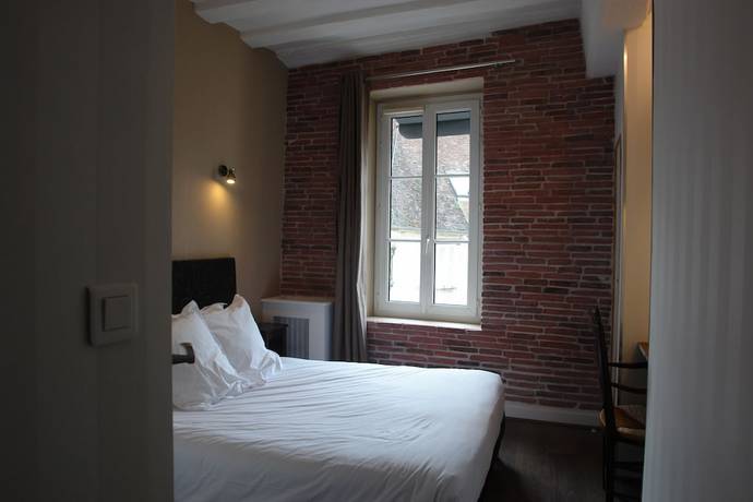 Imagen de la habitación del Hotel Hostellerie de la Porte Bellon. Foto 4