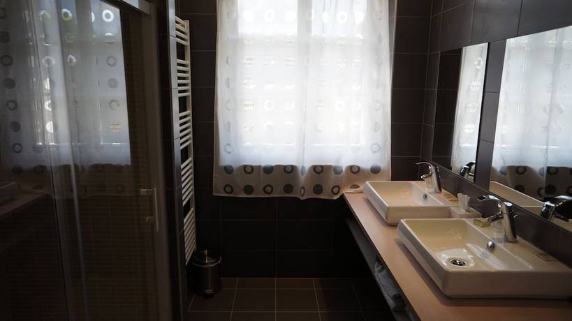 Imagen de la habitación del Hotel Hostellerie de la Porte Bellon. Foto 8