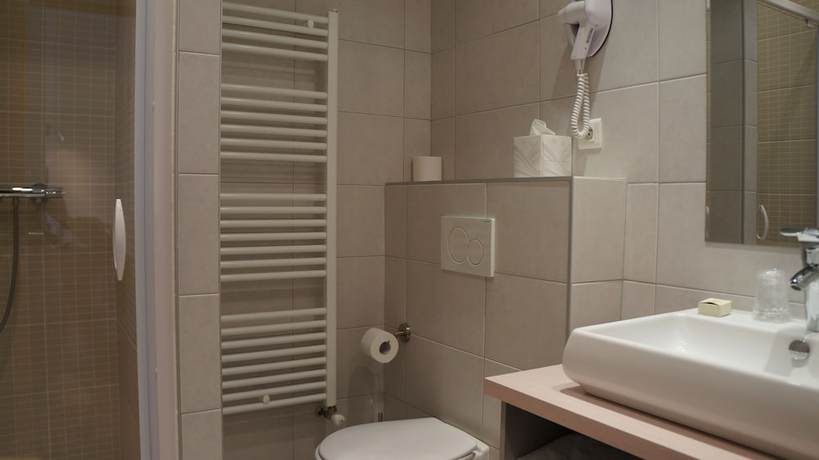 Imagen de la habitación del Hotel Hostellerie de la Porte Bellon. Foto 13