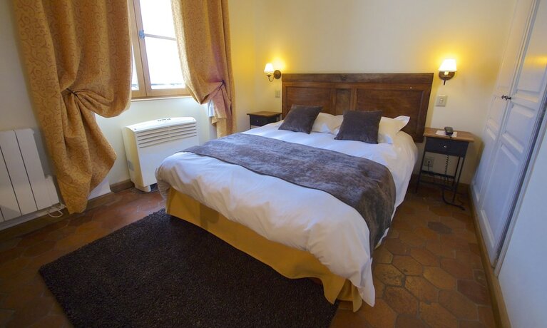 Imagen de la habitación del Hotel Hostellerie de la Tour d\'Auxois. Foto 18