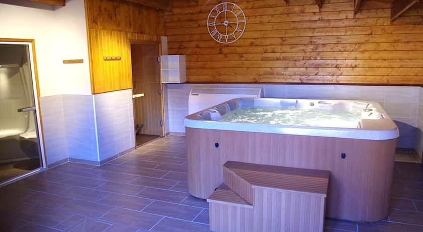 Imagen de la piscina del Hotel Hostellerie du Centrotel et Spa. Foto 18