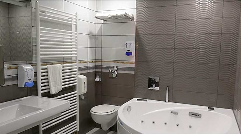 Imagen de la habitación del Hotel Hostellerie du Centrotel et Spa. Foto 12