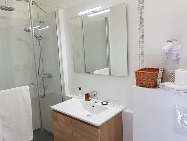 Imagen de la habitación del Hotel Hostellerie du Parc, Cambo Les Bains. Foto 17