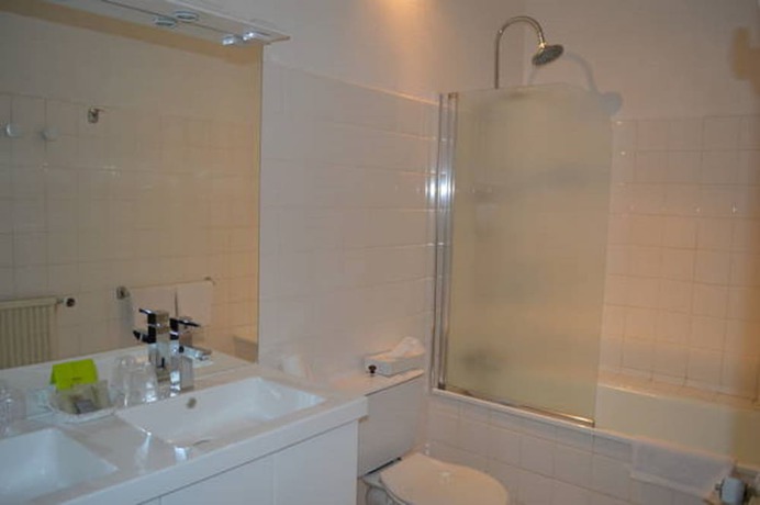 Imagen de la habitación del Hotel Hostellerie du Parc. Foto 7