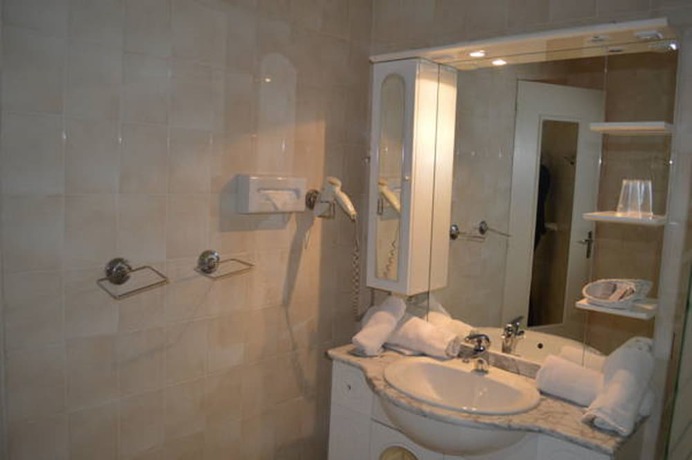 Imagen de la habitación del Hotel Hostellerie du Parc. Foto 8