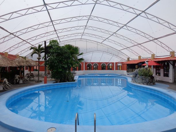 Imagen de la piscina del Hotel Hosteria El Surillal. Foto 15