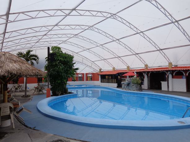 Imagen de la piscina del Hotel Hosteria El Surillal. Foto 17